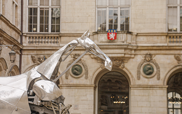 Zeus, le cheval métallique