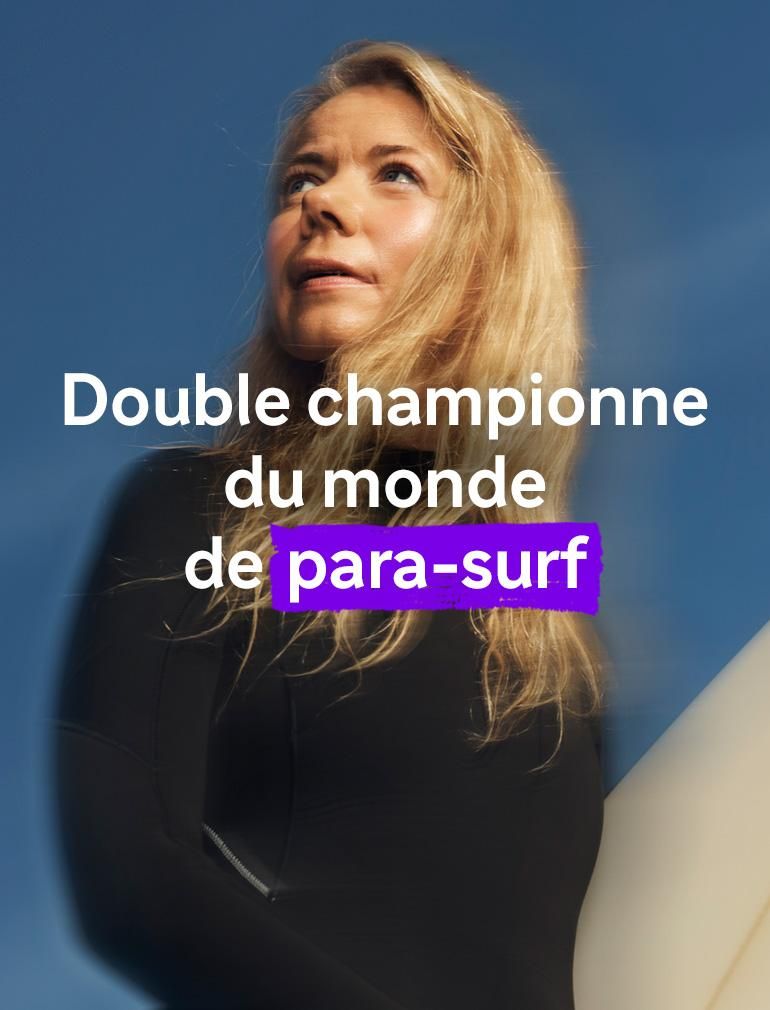 Une femme portant une combinaison de plongée noire tient une planche de surf sous un ciel bleu, regardant avec espoir et détermination. Le texte en surimpression indique : « 2x Championne du Monde de para-surf »​