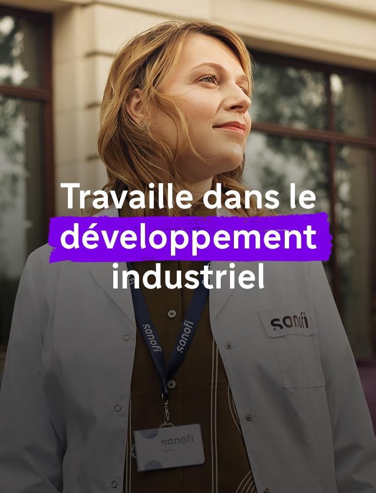 Une femme portant une blouse de laboratoire blanche Sanofi et un badge de l’entreprise regarde devant elle avec une expression optimiste, debout à l’extérieur d’un bâtiment. Le texte en surimpression indique : « Travaille dans le développement industriel. »​