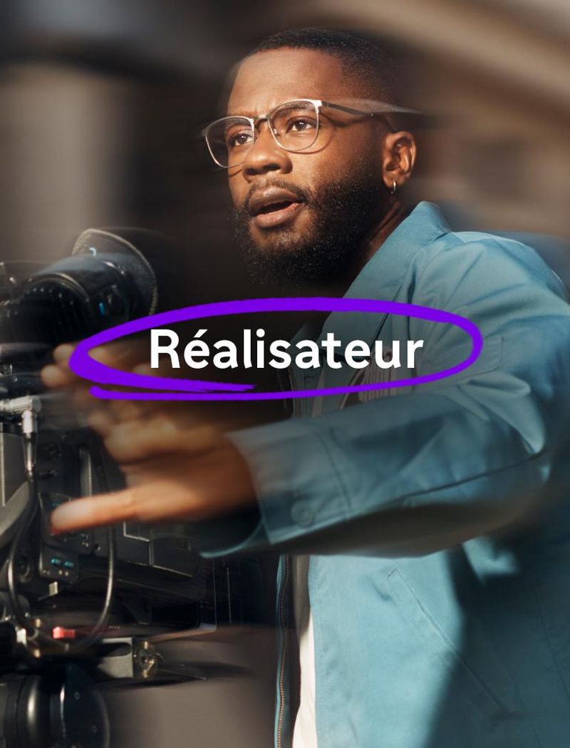 Un homme portant des lunettes et une veste bleue utilise une caméra vidéo et paraît concentré pendant qu’il filme, sa main est tendue devant lui tandis qu’il fait un geste. Le texte en surimpression indique : « Réalisateur. »