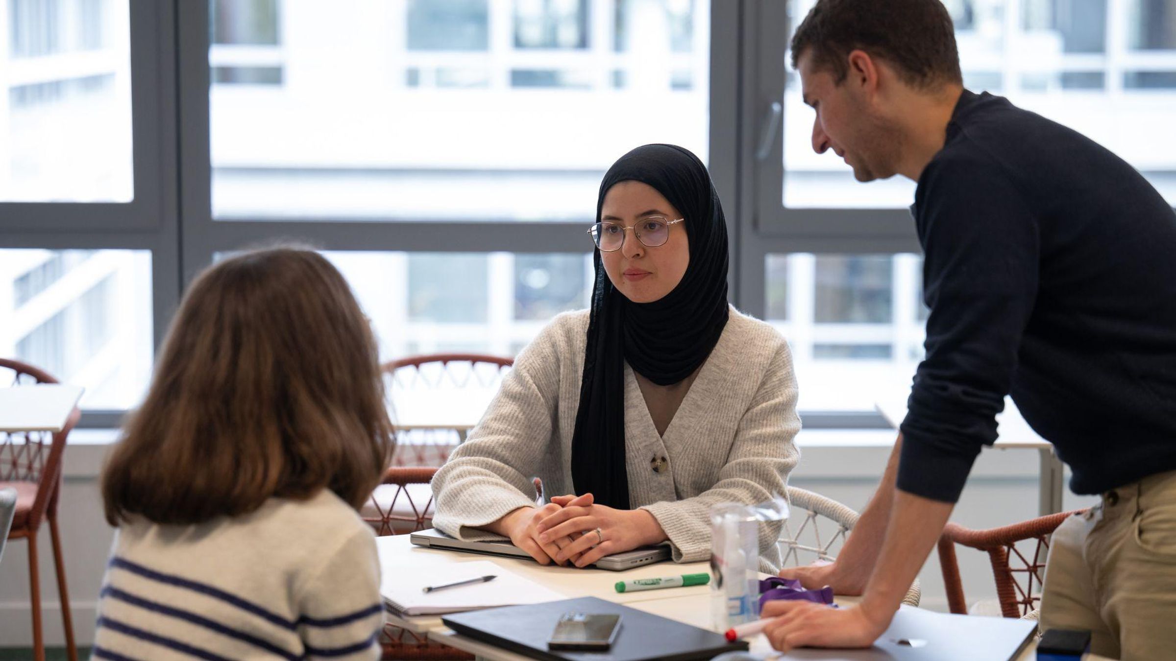 A man and a woman in a modern office space, looking at a computer screen. Copyright: Fabien Malot