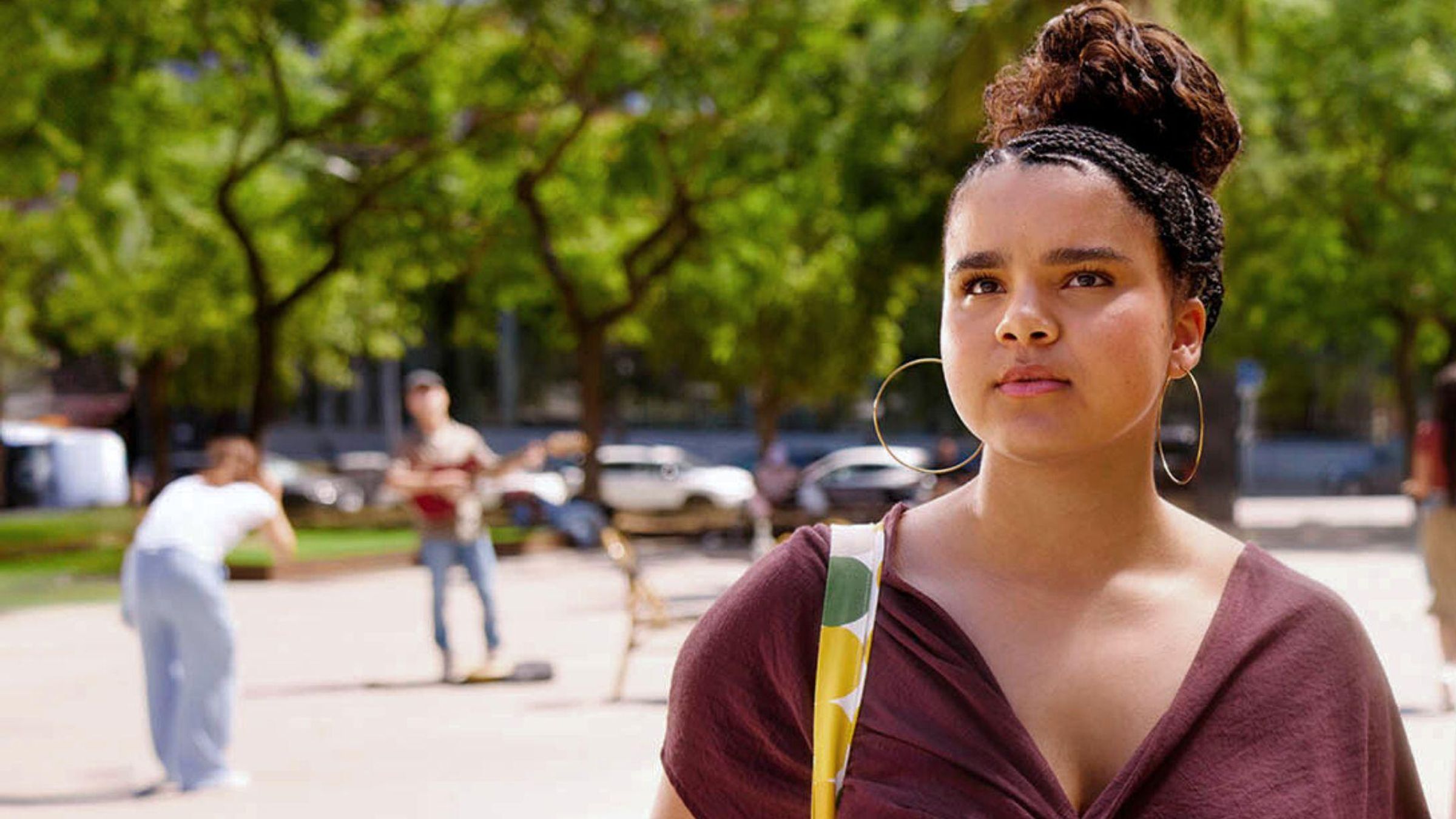 Melissa with type 1 diabetes walks through an outdoor flower market.